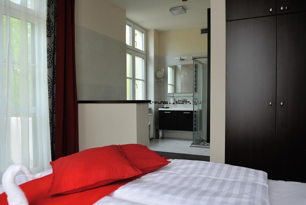 Corner Hotel & Kavehaz Dunaujvaros Room photo