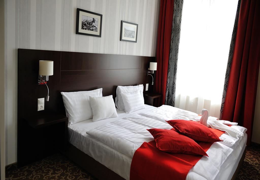 Corner Hotel & Kavehaz Dunaujvaros Room photo