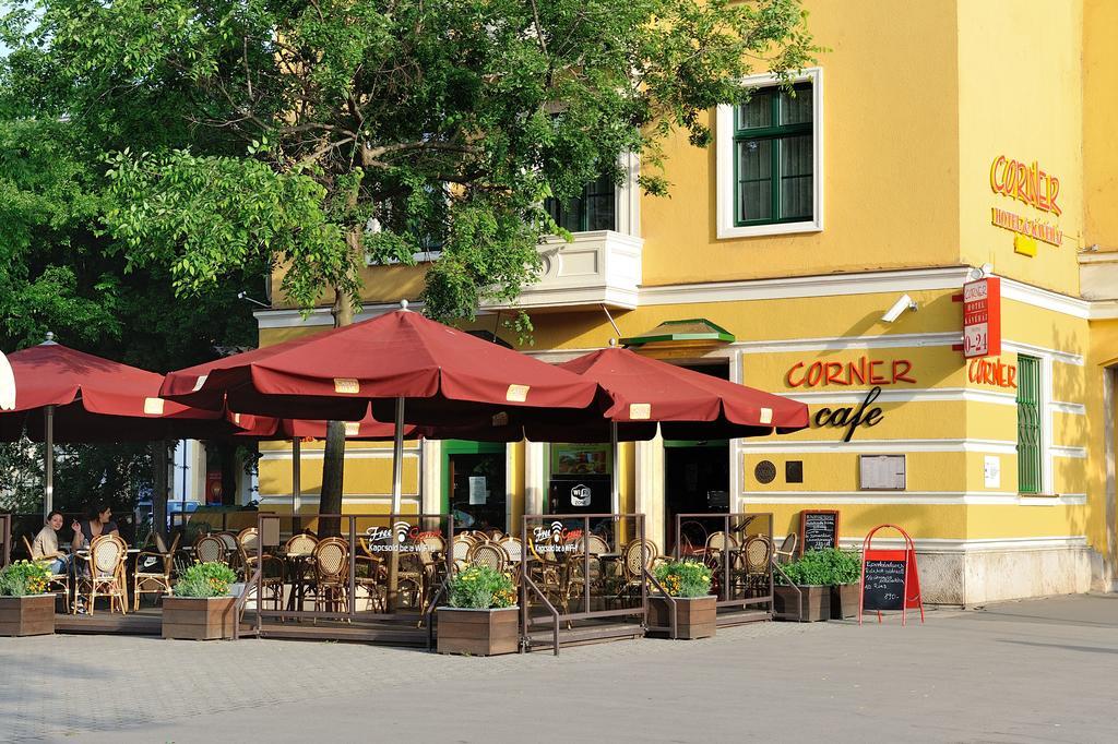 Corner Hotel & Kavehaz Dunaujvaros Exterior photo